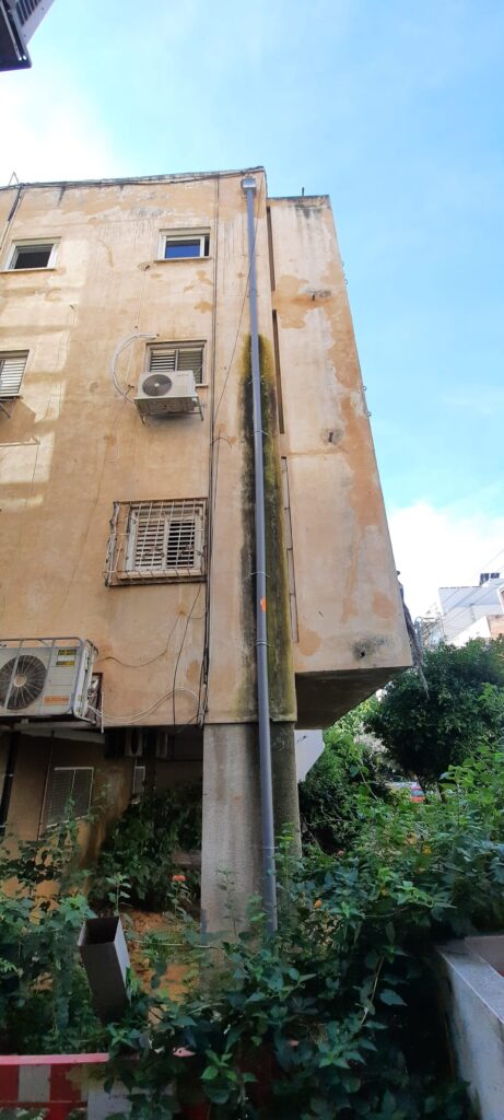 מרזב חדש לאורך מעקה גג