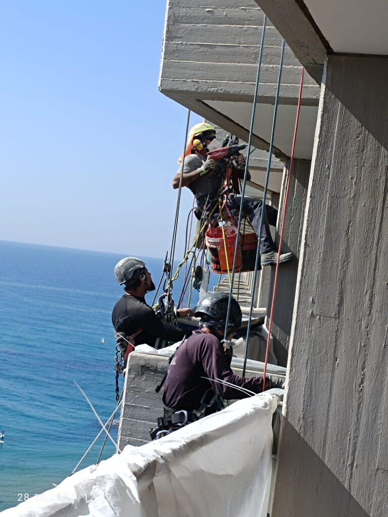 צוות סנפלינג על חזית מעל הים