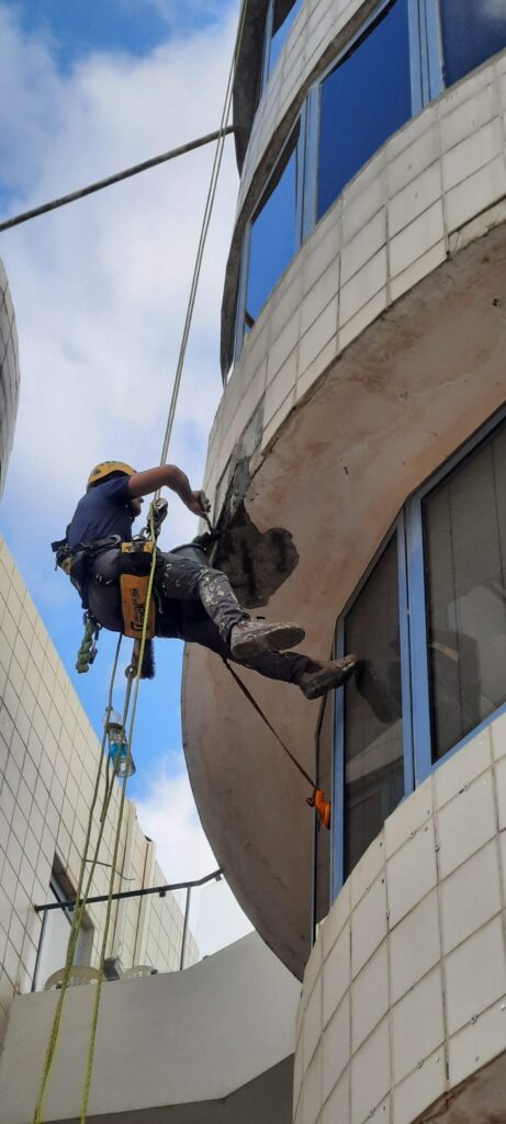 שיקום בטון מתחת לכרכוב — סנפלינג