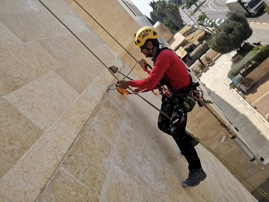 חיזוק חיפוי אבן בקידוח ועיגון