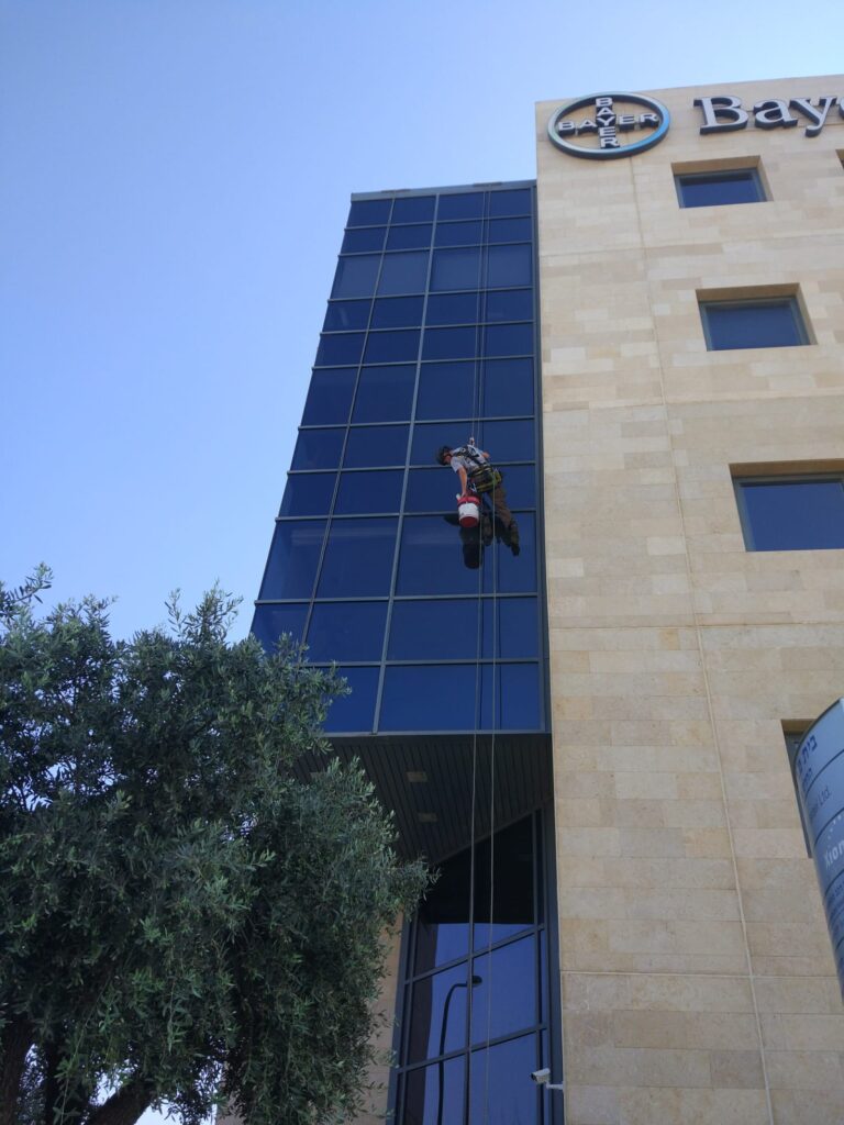 ניקוי חלונות בסנפלינג — בניין משרדים
